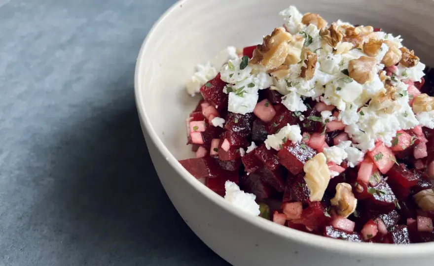 Rote-Bete-Feta-Salat mit Apfel und Walnüssen