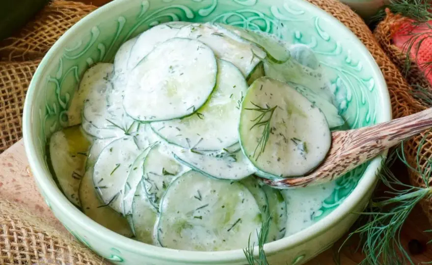 Cremiger Gurkensalat mit saurer Sahne und Dill