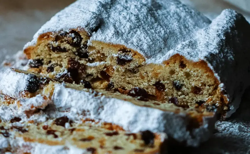 Saftiger Christstollen mit Marzipan und Sultaninen