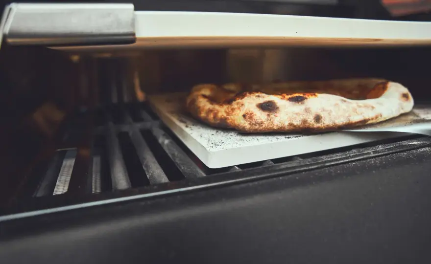 Pizza auf dem Gasgrill knusprig backen - so gelingt sie