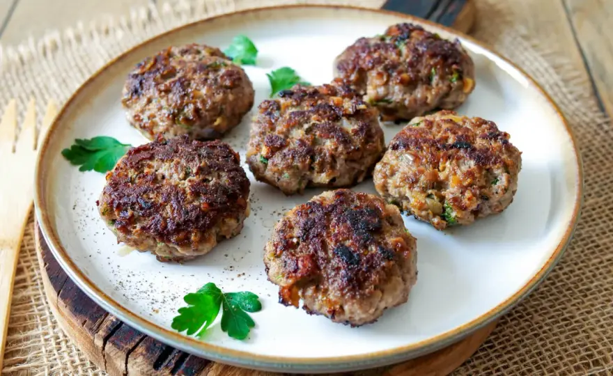 Buletten selber machen - klassisches Rezept mit saftiger Kruste