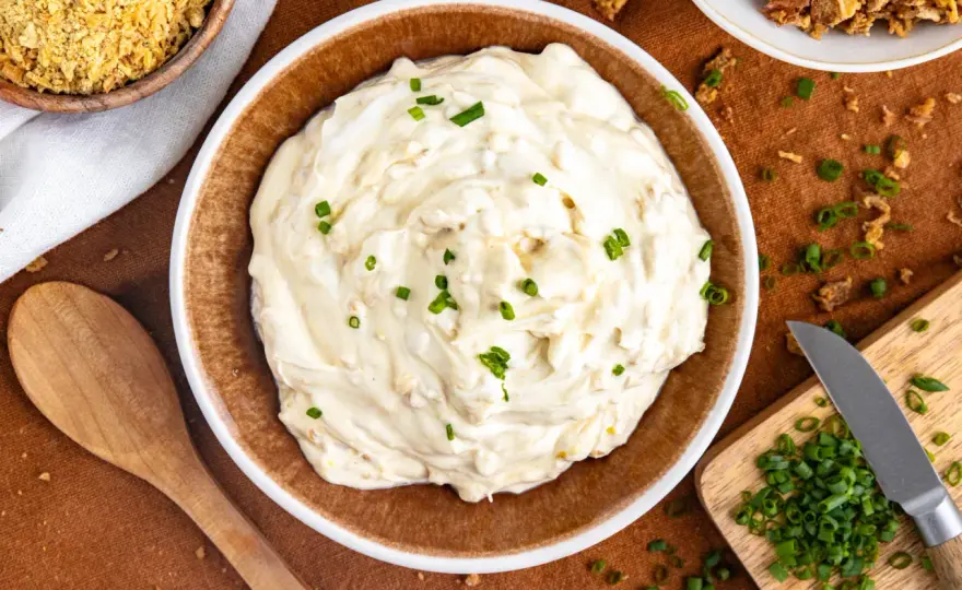 Zwiebeldip mit Zwiebelsuppe - cremig, würzig und einfach