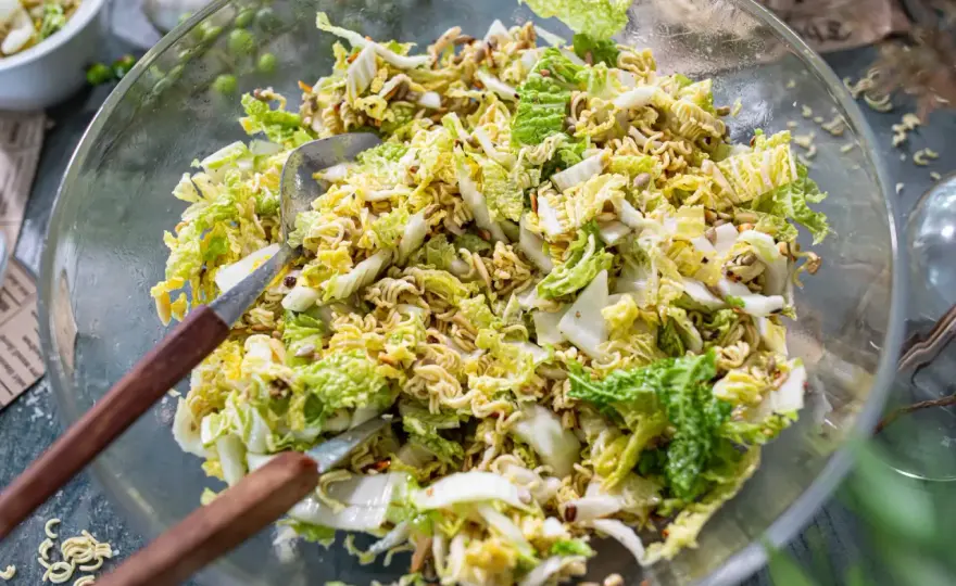 Yum-Yum-Salat mit Chinakohl und knusprigen Nudeln