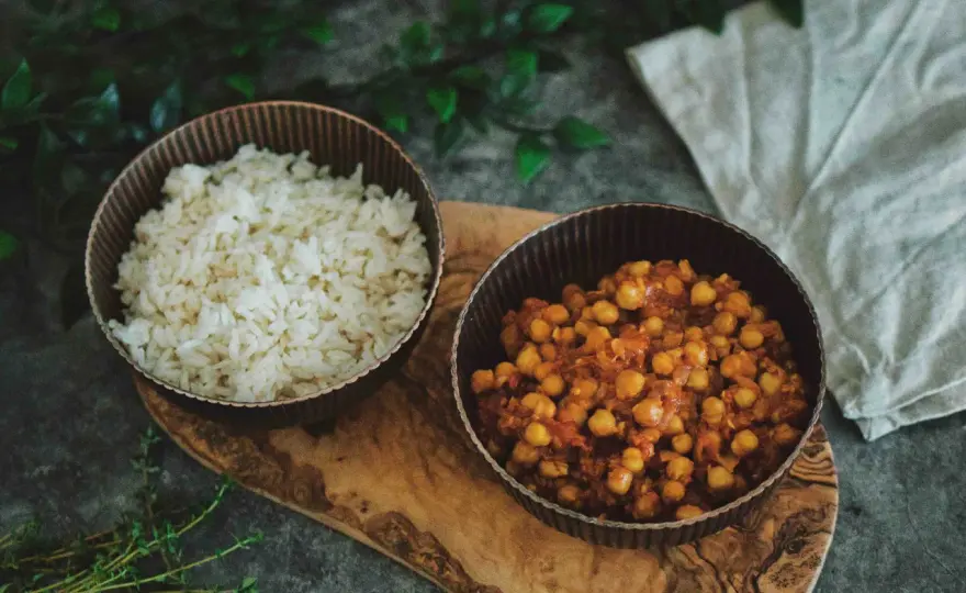 Chana Masala selbst kochen mit sämiger Sauce und guten Beilagen