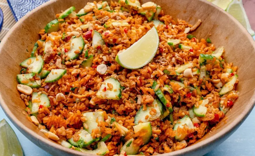 Crispy-Reis-Salat mit Limetten-Dressing und viel Crunch