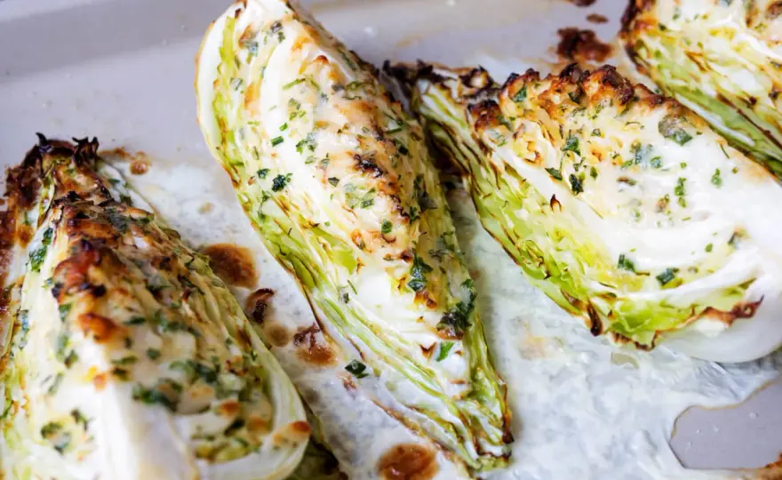 Spitzkohl zubereiten - schnelle Rezepte für Pfanne, Salat und Ofen