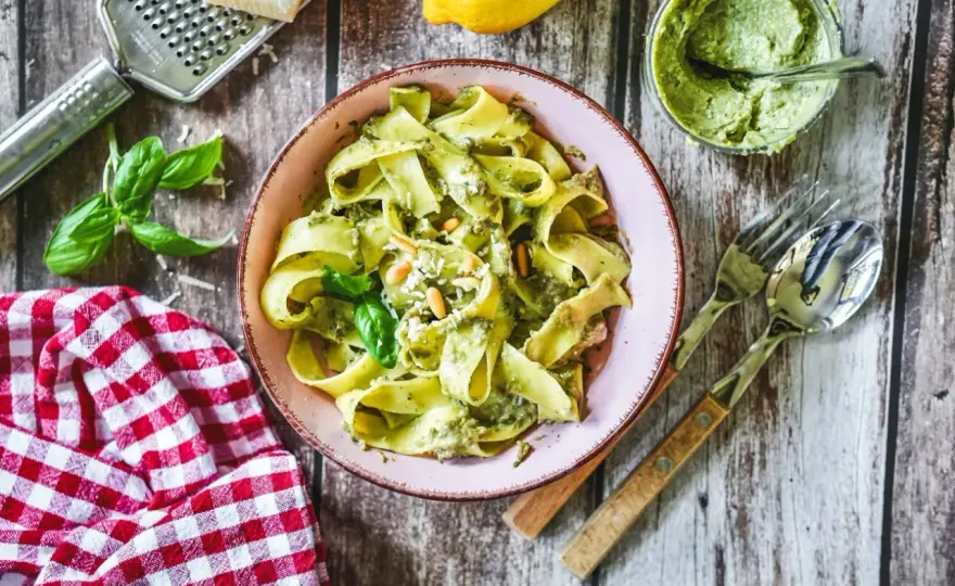 Cremiges Avocado-Pesto in 10 Minuten zubereiten
