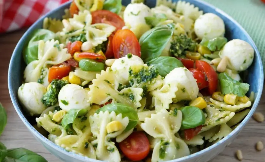 Pesto-Nudelsalat mit Tomaten und Mozzarella