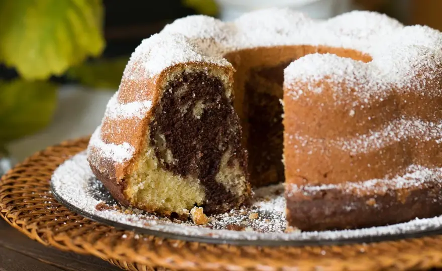 Marmorkuchen aus der Gugelhupfform, locker und saftig