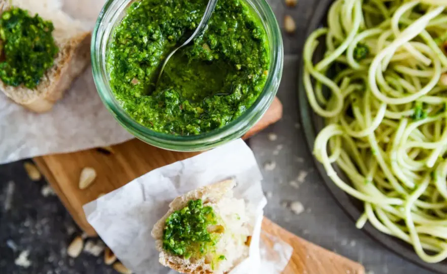 Basilikumpesto selber machen - cremig, grün und aromatisch