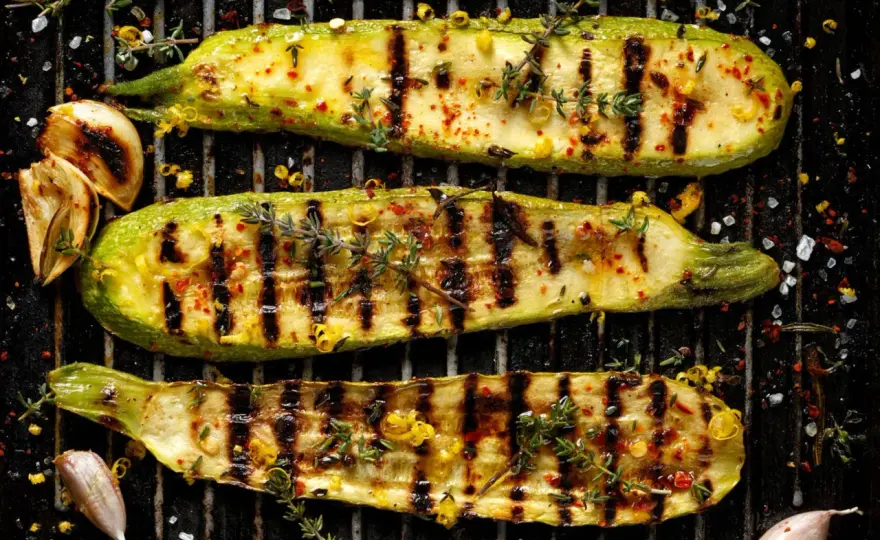 Zucchini grillen - so bleiben sie aromatisch und bissfest