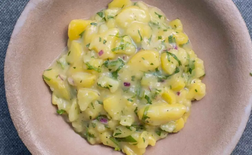 Kartoffelsalat mit Speck - so wird er saftig und aromatisch