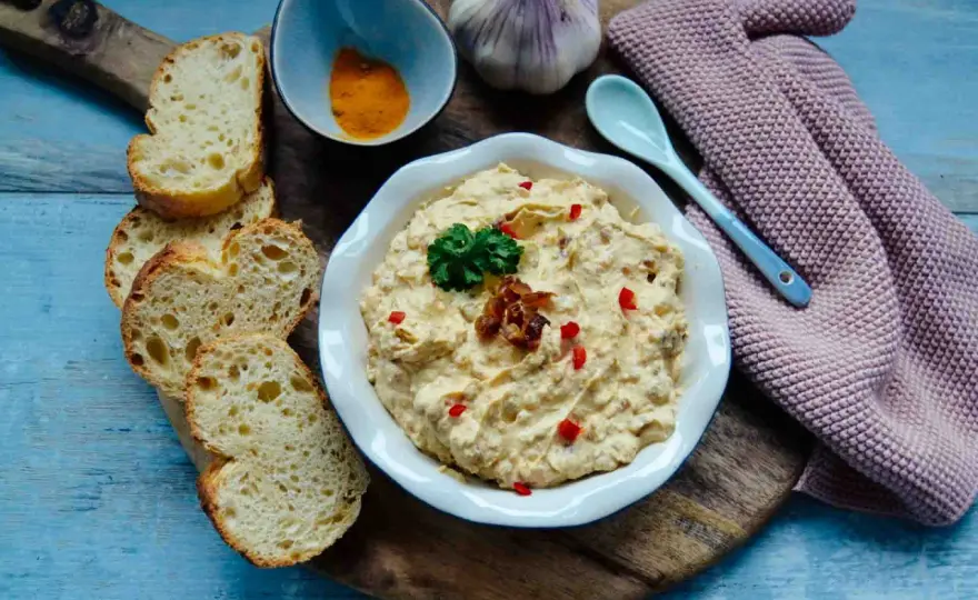Curry-Dattel-Dip zum Grillen - cremig, würzig, einfach