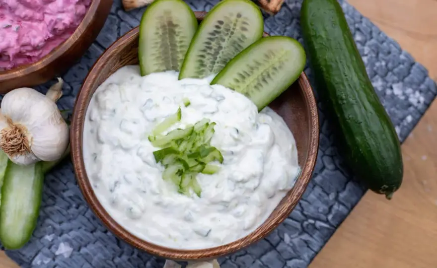 Original griechisches Tzatziki - cremig durch entwässerte Gurke