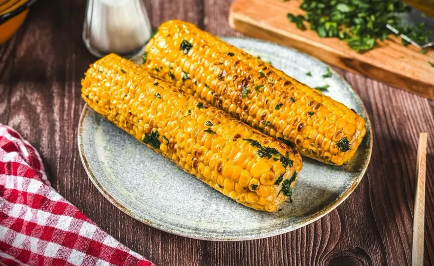 Maiskolben grillen - so bleiben sie saftig und aromatisch