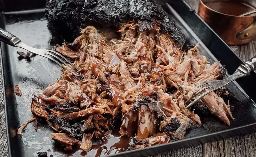 Pulled Pork im Smoker gelingt saftig - die wichtigsten Tipps