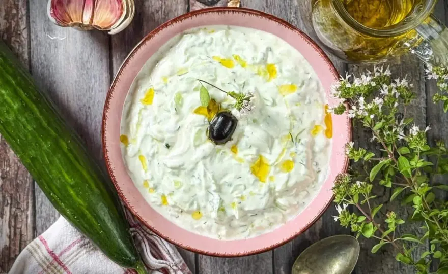 Zaziki selber machen - klassisches Rezept für cremigen Dip
