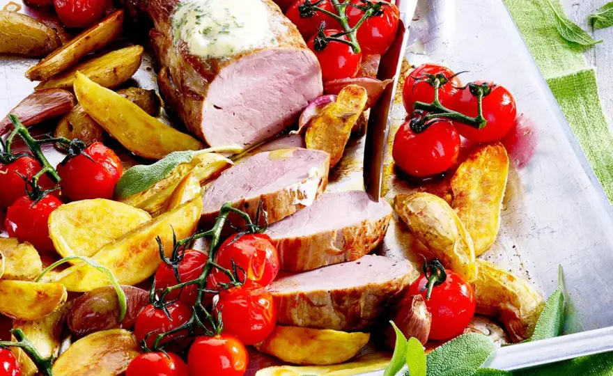 Schweinefilet im Ofen saftig zubereiten mit Pfannensauce