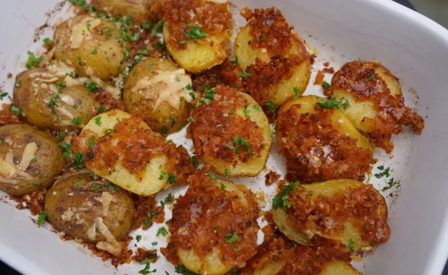 Parmesan-Kartoffeln mit knuspriger Käsekruste