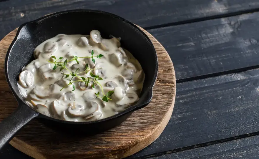Cremige Pilzrahmsauce - so gelingt sie aromatisch statt wässrig