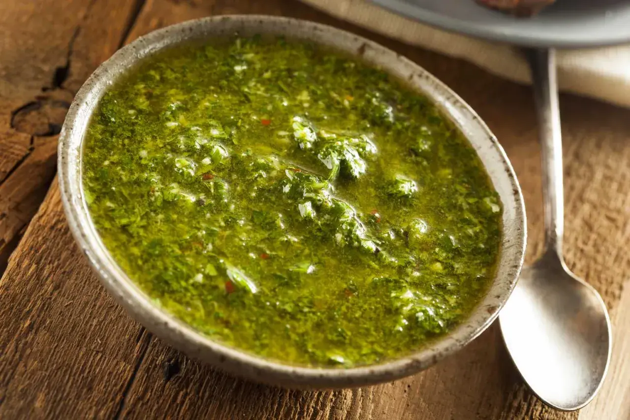 Schüssel mit frischer, grüner Chimichurri-Sauce, perfekt für gegrilltes Fleisch. Diese Sauce ist ein Muss für alle, die Chimichurri Rezepte lieben.