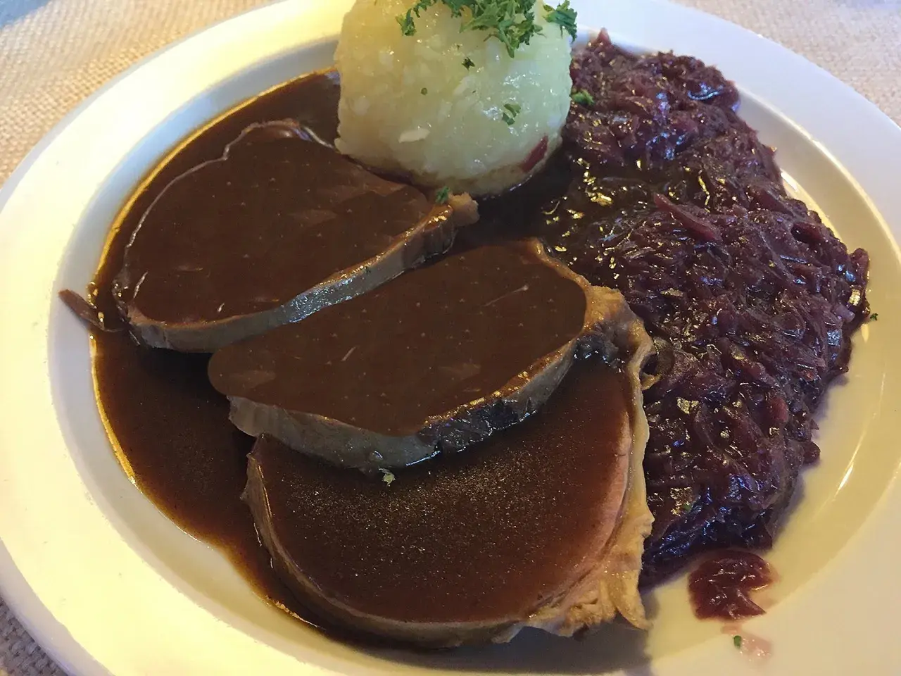 Sauerbraten rezept: Zarte Scheiben Braten in dunkler Sauce, dazu Klöße und Rotkohl. Ein Klassiker!