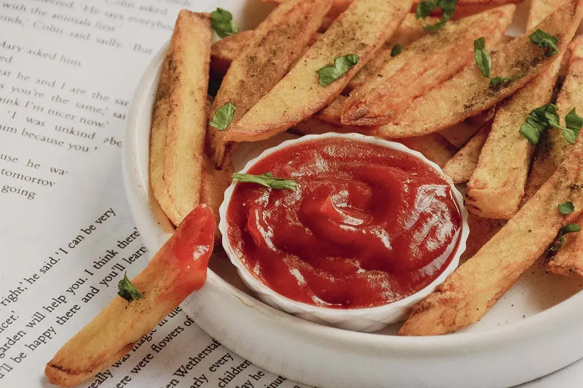 Knusprige Pommes mit einem Schälchen Tomatenketchup, dem besten Ketchup Rezept. Ein Genuss für jeden Feinschmecker!