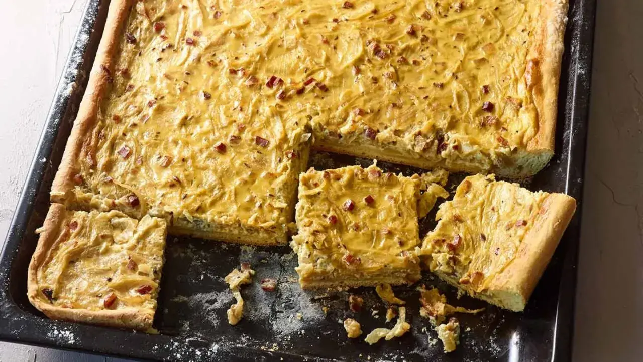 Herzhafter Zwiebelkuchen mit Speck, perfekt für ein gemütliches Abendessen. Ein tolles zwiebelkuchen rezept!