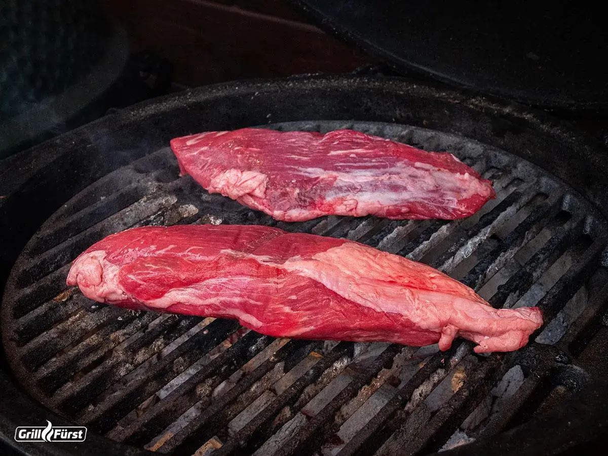 Zwei saftige Teres Major Steaks brutzeln auf dem Grill. Perfekt für ein sommerliches teres major grillen.