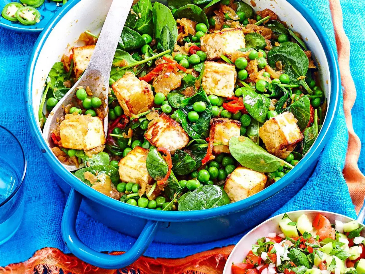 Herzhaftes Gericht mit gebratenem Tofu, Spinat und Erbsen. Perfekt für kalorienarme Rezepte, die satt machen und schmecken.
