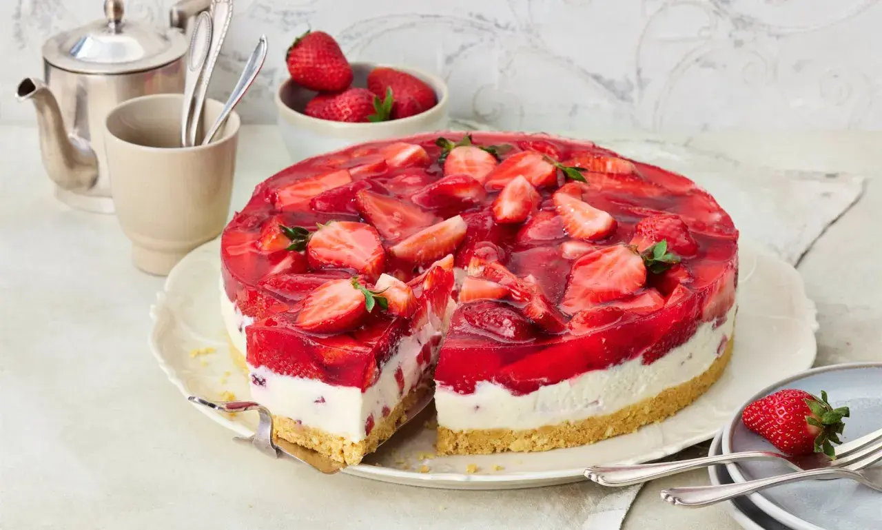 Eine einfache Torte mit frischen Erdbeeren und rotem Tortenguss, die Lust auf Sommer macht.