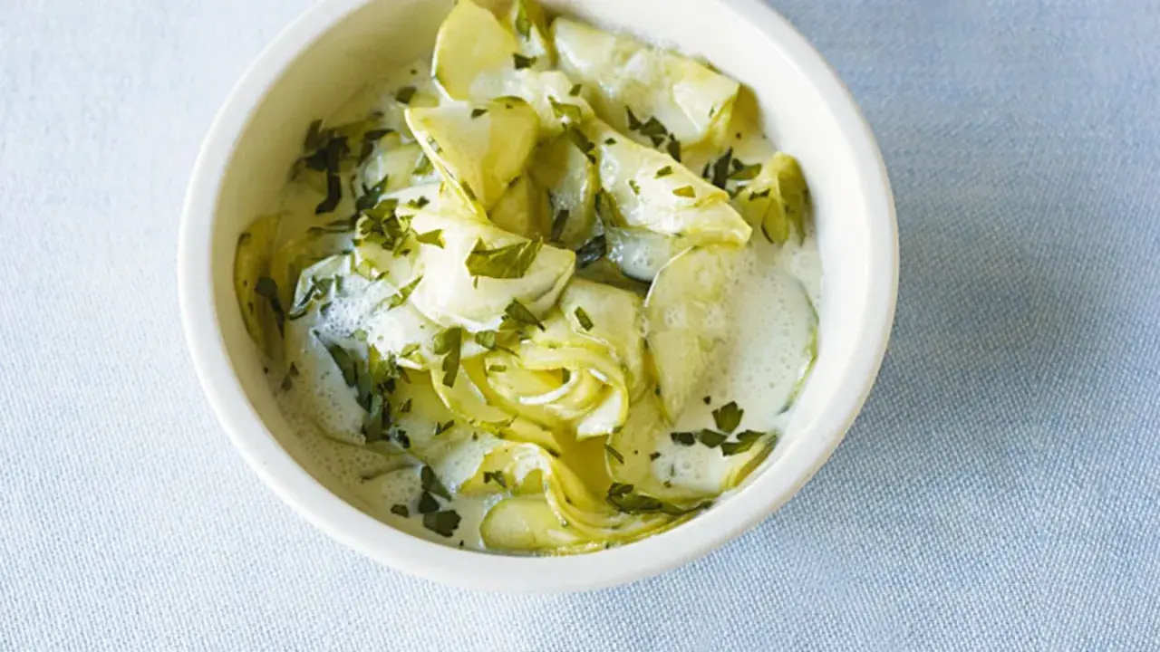 Cremiger Gurkensalat mit frischer Petersilie, ein einfaches Gericht aus vielen Rezepten mit Gurken.