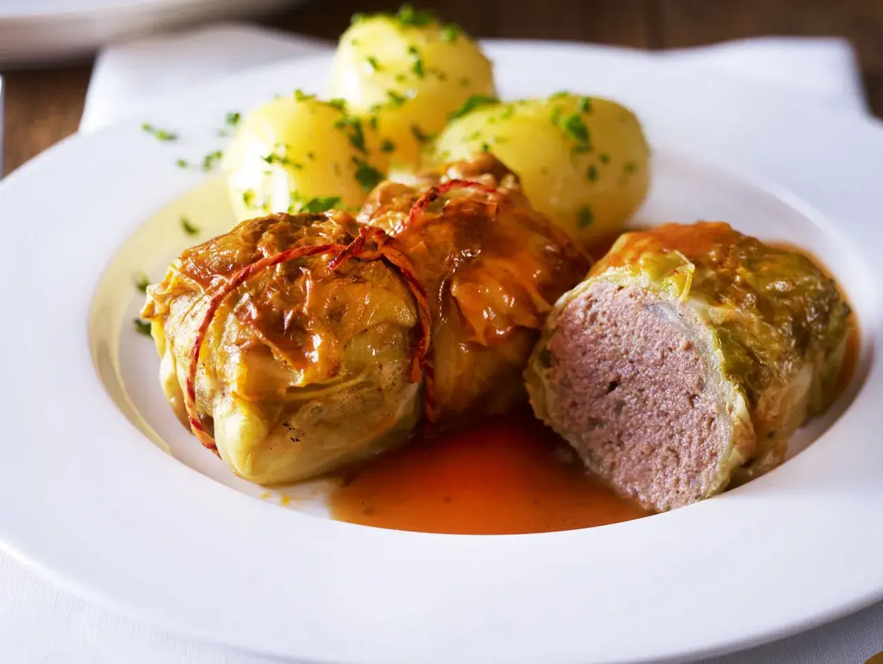 Kohlrouladen mit Kartoffeln und Sauce, ein leckeres Kohlrouladen Rezept, das Appetit macht.