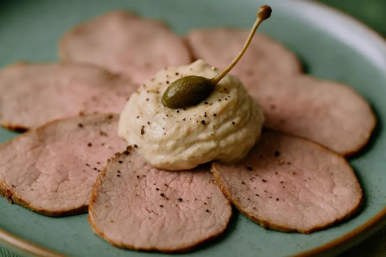 Dünne Scheiben Kalbfleisch, garniert mit einer cremigen Sauce und Kapern. Ein klassisches Vitello Tonnato Rezept.