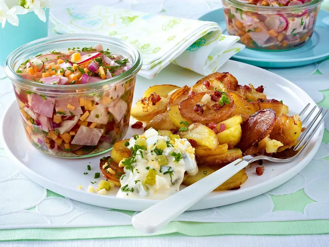 Bratkartoffeln mit Ei-Remoulade und einem Glas voller **vergessene Rezepte aus Omas Zeiten**: deftiger Wurstsalat mit Radieschen und Zwiebeln.