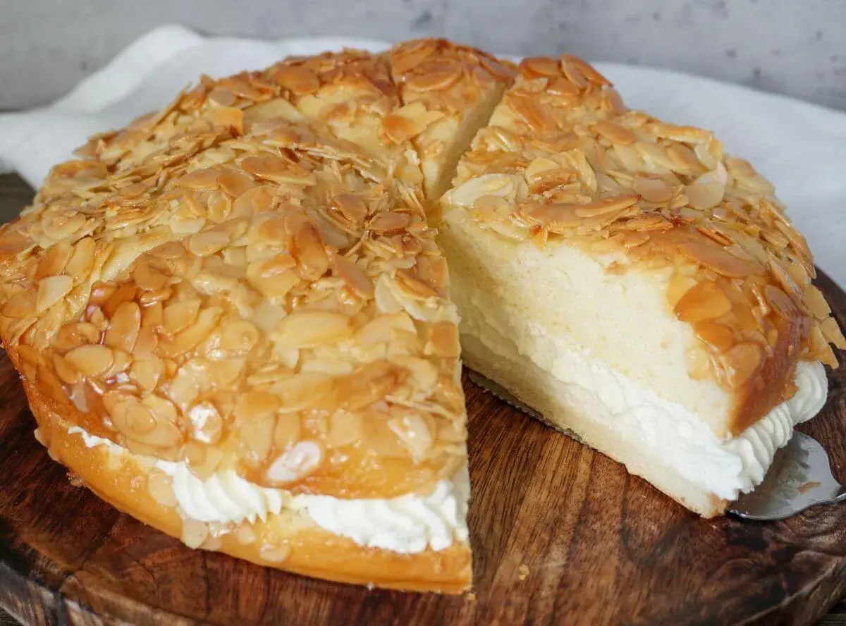 Ein köstlicher Bienenstich Kuchen mit viel Mandel-Topping und einer luftigen Sahnefüllung. Dieses Bienenstich Rezept sieht zum Anbeißen aus!