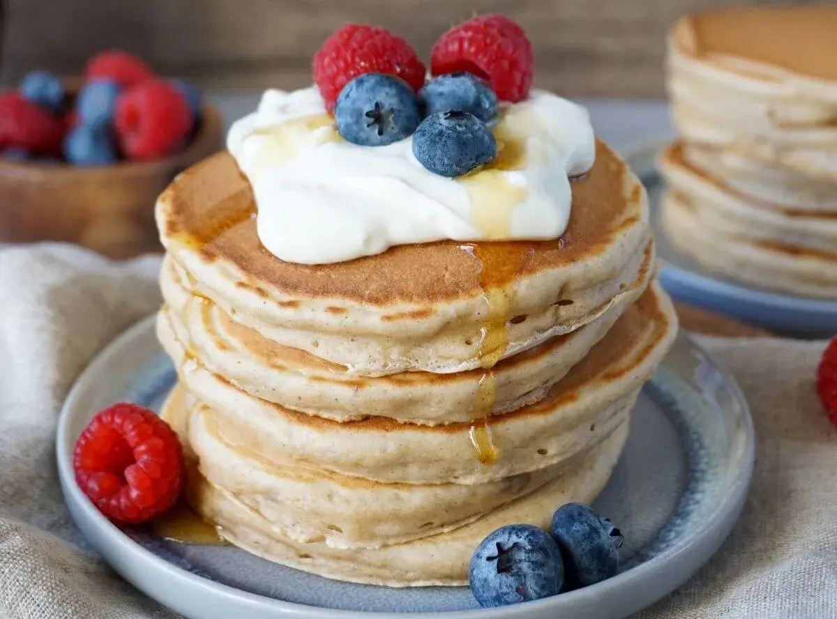 Leckere Bananen Pancakes mit Joghurt, Beeren und Honig. Ein Traum für jedes Baby!