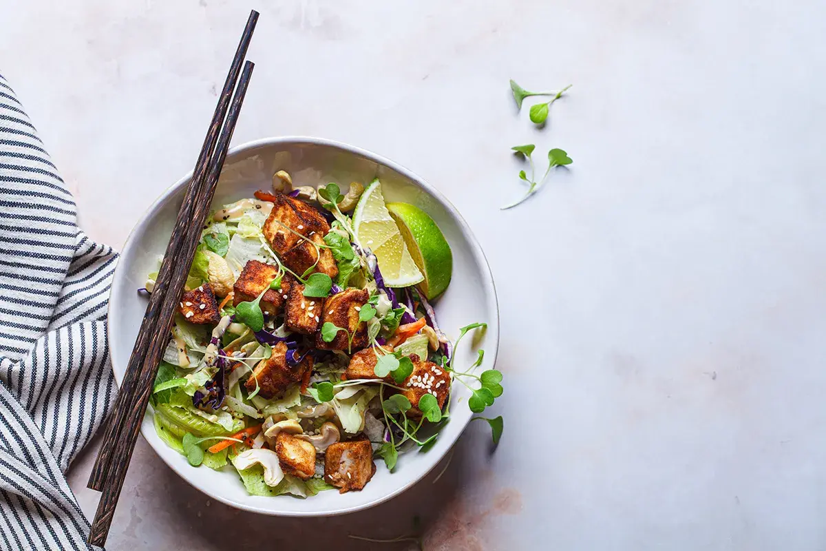 Schüssel mit knusprigem Tofu, knackigem Gemüse und Cashewkernen – eine köstliche Inspiration für Tofu-Rezepte.