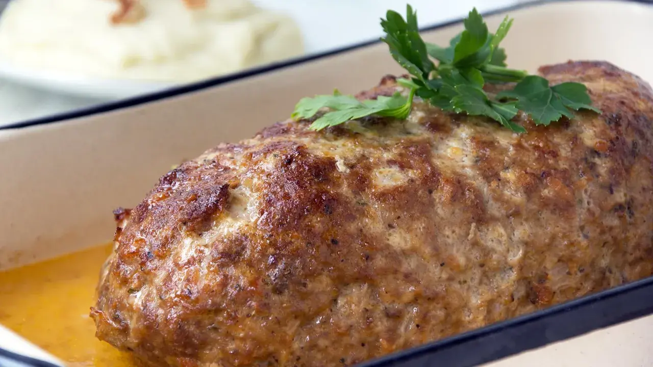 Saftiger Hackbraten, frisch aus dem Ofen, mit Petersilie garniert. Ein tolles Hackbraten Rezept für die ganze Familie.