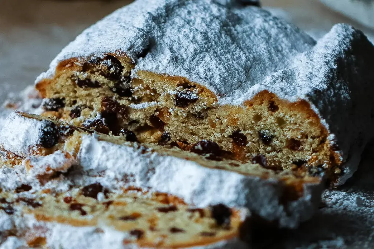 Saftiger Stollen mit Rosinen, bedeckt mit Puderzucker. Ein perfektes Rezept für Weihnachten.