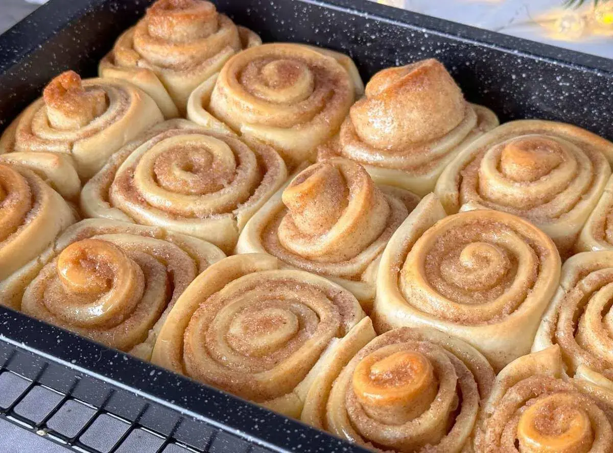 Frisch gebackene Zimtschnecken im Blech, bereit für das Zimtschnecken Rezept. Goldbraun und duftend.