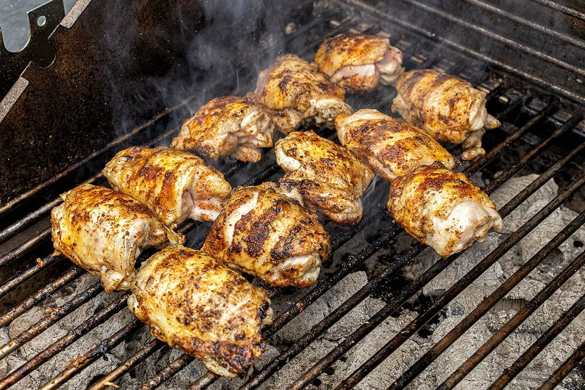Saftige Hähnchenschenkel garen auf dem Grill. Perfekt für pollo fino rezepte, mit rauchigen Aromen und goldbrauner Kruste.