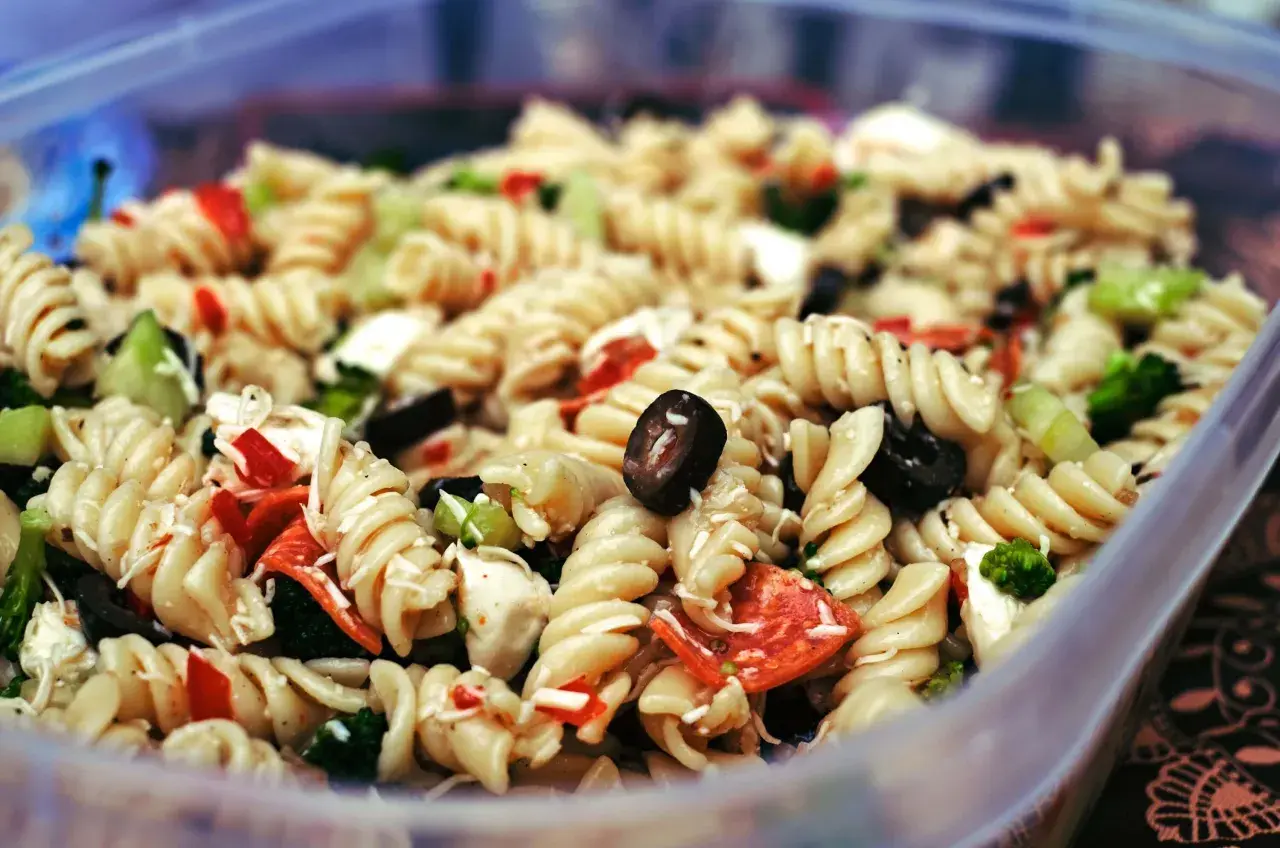 Ein bunter Nudelsalat mit Spiralnudeln, Oliven, Paprika und Brokkoli – perfekt für einen schnellen Salat zum Mitnehmen.
