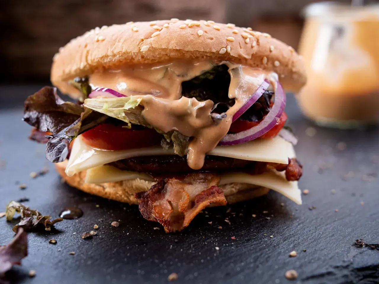 Saftiger Burger mit Käse, Speck und einer cremigen, **big tasty bacon sauce** – ein unwiderstehliches **rezept** für Genießer.