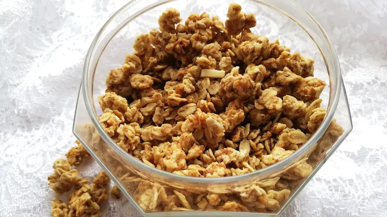 Knuspriges selbstgemachtes Granola im Glas. Ein köstliches Rezept für den perfekten Start in den Tag.