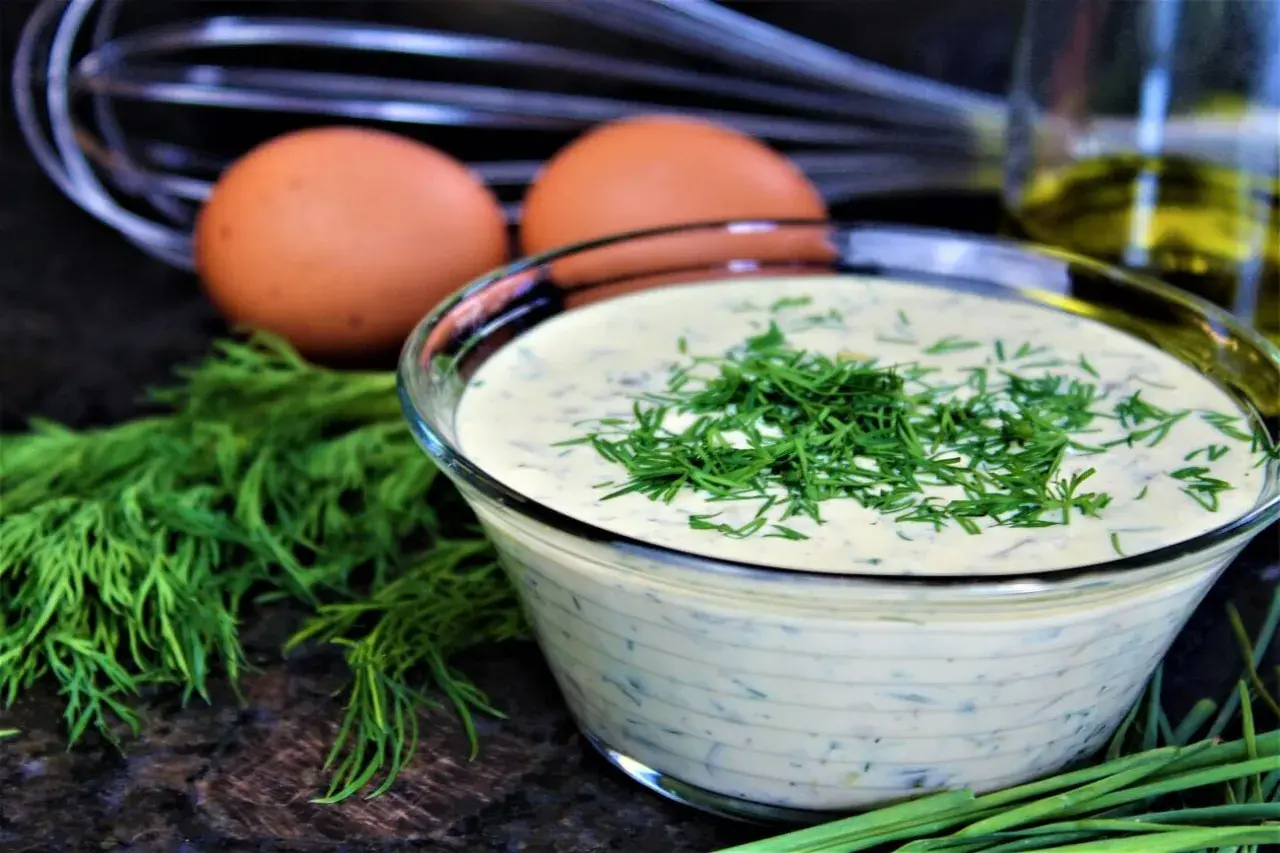 Frische Remoulade mit Dill und Schnittlauch, zubereitet mit Eiern und Öl. Ein einfaches Remoulade Rezept.