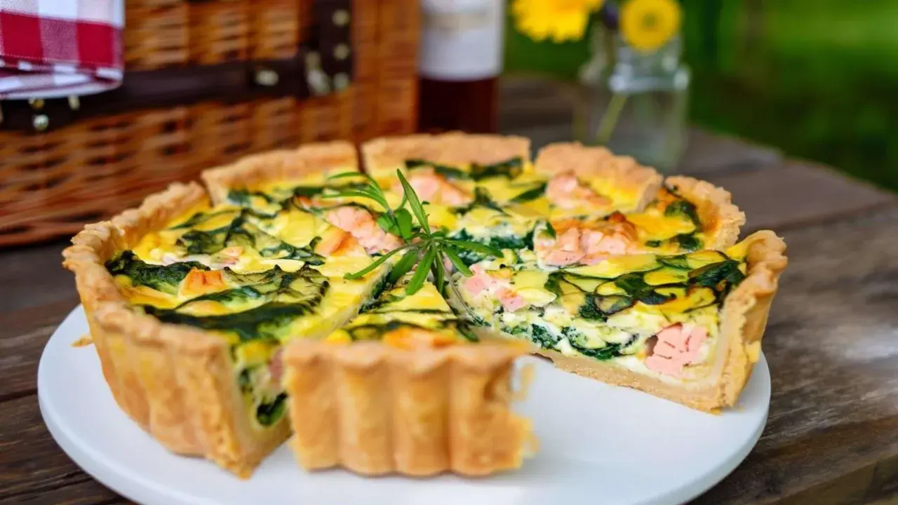 Herzhaftes Lachs-Spinat-Quiche-Rezept, perfekt für ein Picknick.