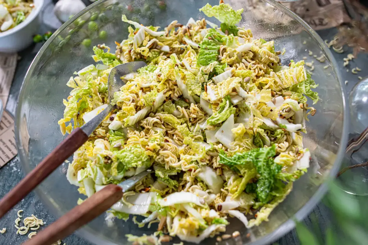 Yum yum, ein knackiger Chinakohlsalat mit Nudeln und Sonnenblumenkernen, bereit zum Servieren.