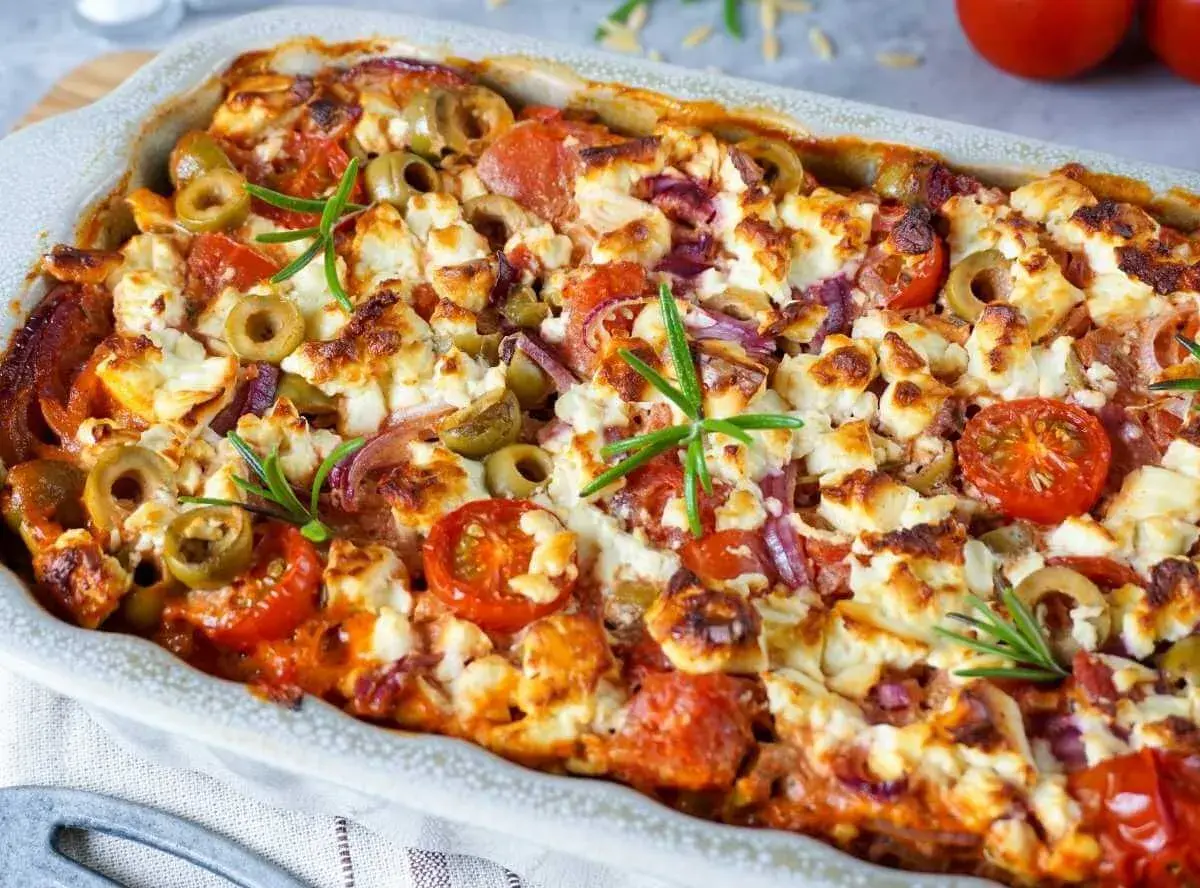 Herzhaftes Auflaufgericht mit Tomaten, Oliven, Zwiebeln und Feta. Perfekt für schnelle Gerichte aus dem Ofen, wenn es mal schnell gehen muss.