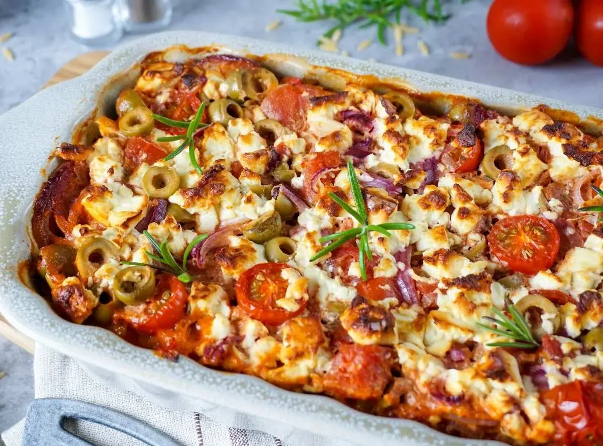 Ofengericht mit Feta, Oliven und Tomaten, perfekt als partyrezepte aus dem ofen zum vorbereiten.